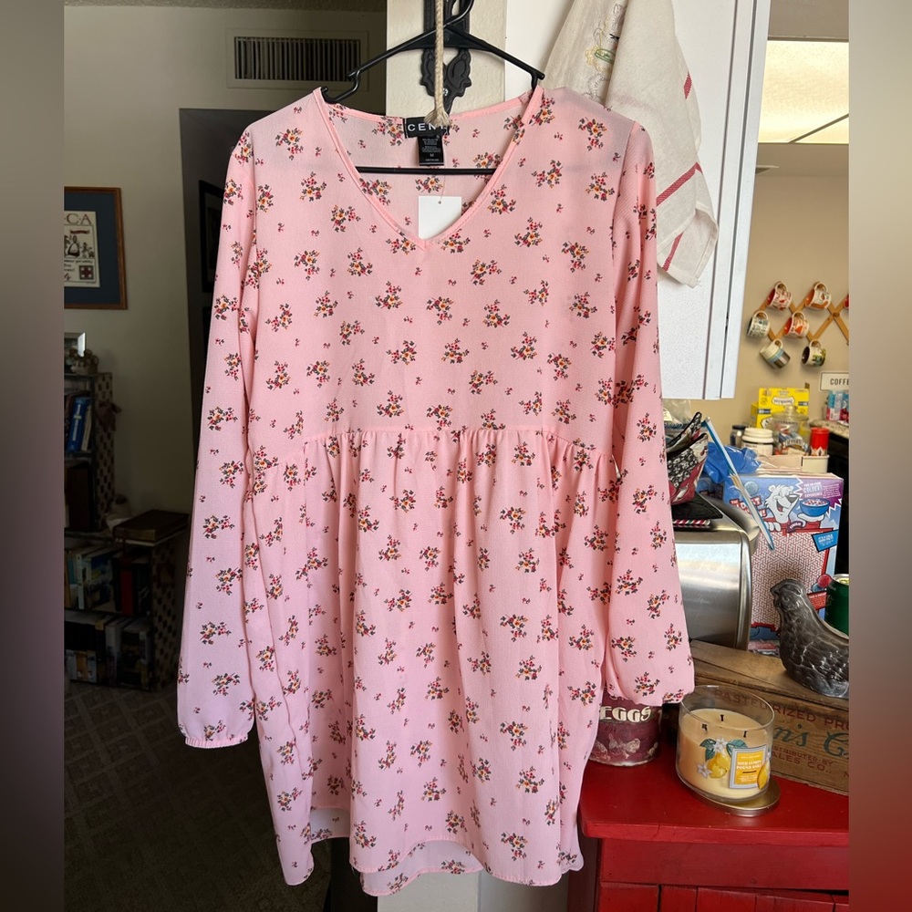 Cent New With Tags pink floral dress. So cute! Size Medium.